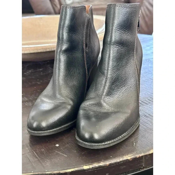 Sofft Shoes - Sofft Black Leather Stacked Heel Ankle Boot Size 9M